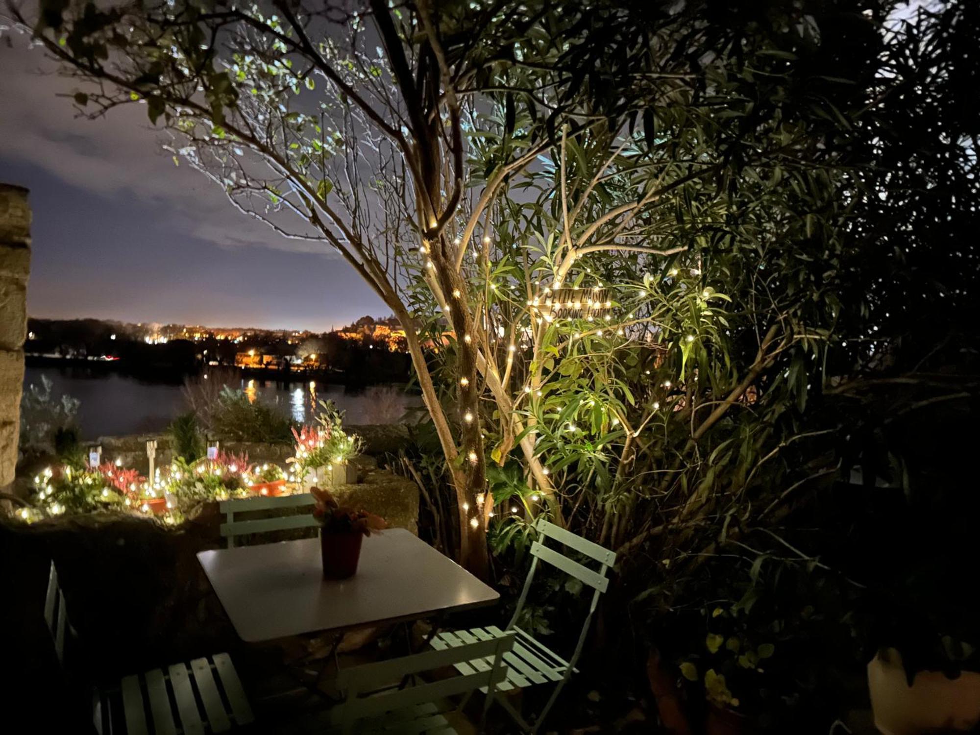Charmante Petite Maison Avec Vue Panoramique, En Centre Historique, Proche D'Avignon, Ancienne, Renovee, Climatisee, Terrasse, Parking Public Gratuit ヴィルヌーヴ・レ・ザヴィニョン エクステリア 写真